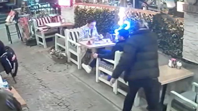 İstanbul'da kafede karısıyla oturan adamın ensesinden vurdu! Dibine kadar yaklaştı: Yüzünü motosiklet kaskıyla gizledi