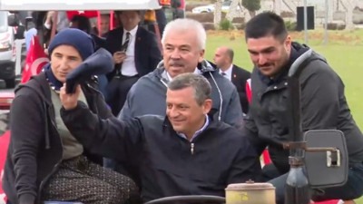 Özgür Özel miting alanına traktörle gitti