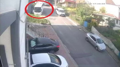 Kocaeli'de el freni boşalan midibüs apartmana çarparak durabildi