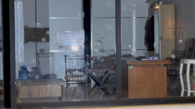 Motosikletli şüphelilerden kan donduran saldırı! Küçükçekmece’de işyerini kurşun yağmuruna tuttular