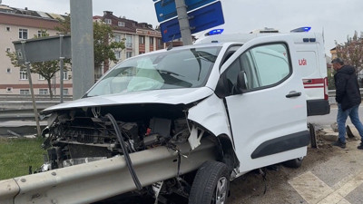 İstanbul'da feci kaza! Bariyerlere girdi