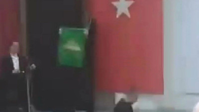 İzmir’de lise etkinliğinde HÜDA PAR bayrağı krizi