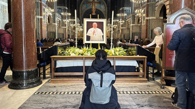 İngiltere'de Katolikler, Papa için kiliselere akın etti