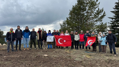 Bin 900 rakımlı dağın zirvesinde Türk Bayrağı açtılar
