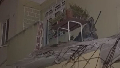 Pendik'te 5 katlı binanın balkonu çöktü