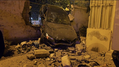 Üsküdar'da kaza yapan sürücü, aracını bu halde bırakıp kaçtı