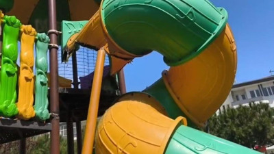 Çocuk parkındaki kaydırağı yakarak tahrip ettiler