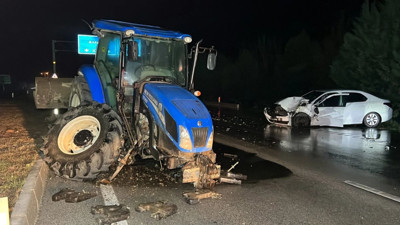 Ters yöne giren traktör ile otomobil çarpıştı