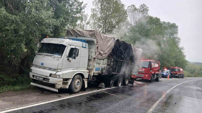 Odun yüklü kamyon alev aldı