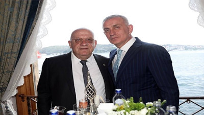 "Türkler ve köpekler giremez" pankartını asanlar İstanbul'da el üstünde tutuldu! Bu skandalı kim açıklayacak?