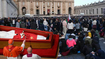 Papa’ya veda günü! On binler Vatikan'a akın etti...