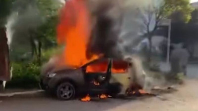 Otomobil alev topuna döndü