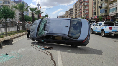 Otomobil ters döndü