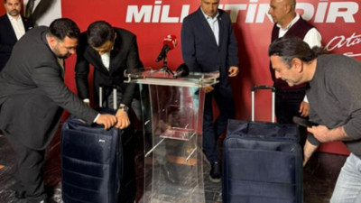 Ekrem İmamoğlu'nun otel görüntüleri gündem olmuştu! Özgür Çelik canlı yayında valizleri açarak gösterdi