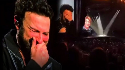 Annesini kaybettikten sonra ilk kez sahne aldı! Tarkan konserde hüngür hüngür ağladı