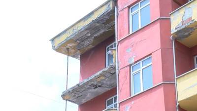 Sancaktepe'de 5 katlı binada balkon çöktü: Faciadan dönüldü!