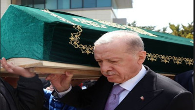 Erdoğan lisedeki Arapça öğretmeni Ahmet Karaman'ın tabutunu omuzladı