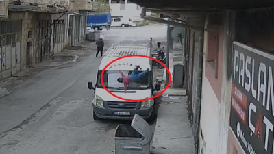 2 yaşındaki çocuk, pencereden çöp konteynerinin içine düştü
