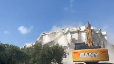 Depremin izleri sürüyor! Hatay'da hasar alan binaya kontrollü yıkım