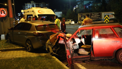 Kırmızı ışıkta bekleyen araca çarptı: 2 yaralı