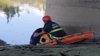Çamura saplanan vatandaşı itfaiye kurtardı