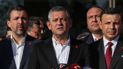 Özgür Özel’den Sırrı Süreyya Önder’e ziyaret: Kendisi çok önemli bir görev üstlenmişti