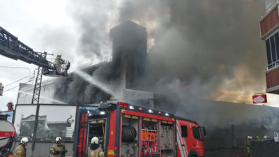 İstanbul’da dev fabrika cayır cayır yanıyor! Ekipler kontrol altına alamadı! Kara dumanlar gökyüzünü kapladı