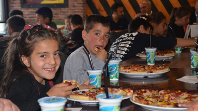 Köy çocuklarını mutlu eden ikram