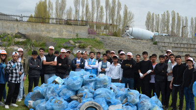 Van Gölü sahilinde temizlik! 3 kamyon dolusu atık çıktı