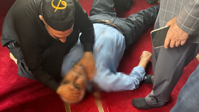 Camiden şok saldırı: Namaz kılarken bıçaklandı