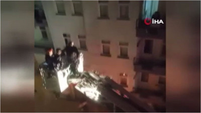 Evde mahsur kalan 2 çocuğu itfaiye kurtardı