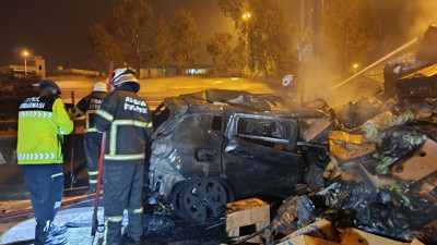 TIR'a çarpan cip küle döndü