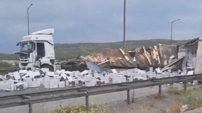 TAG Otoyolda kaza: Tonlarca çikolata yola saçıldı