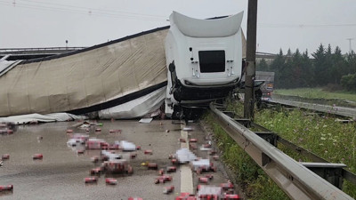 Bursa'da bira yüklü TIR devrildi