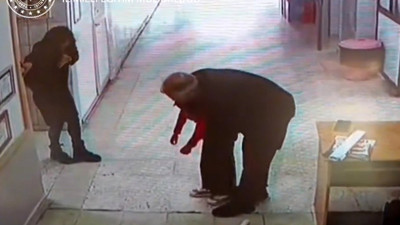 Hayat kurtaran dokunuş! Öğrencisini Heimlich manevrasıyla kurtardı