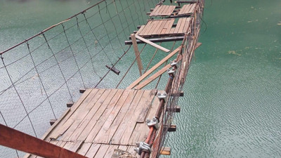 Elazığ’da fırtınadan dolayı asma köprü zarar gördü