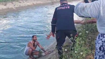 Aracıyla suluma kanalına uçtu, yardımları reddetti