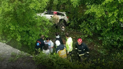Kontrolden çıkan araç ormana uçtu: Ölü ve yaralılar var