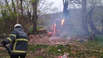 Bayburt’ta yıldırım faciası! Ağaç alev aldı ikiye bölündü