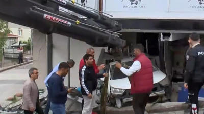 Sancaktepe’de kaza şoku: Araç iş yerine girdi