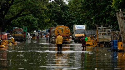 Hindistan'da şiddetli yağış ve rüzgarlar can aldı