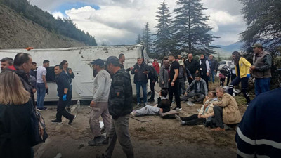 Isparta'da yolcu midibüsü devrildi: Çok sayıda yaralı var