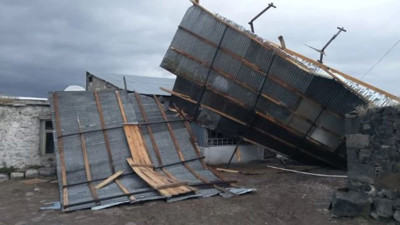 Sarıkamış’ta fırtına okulun ve evlerin çatısını uçurdu