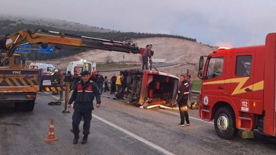 Tekstil işçilerini taşıyan minibüs kontrolden çıktı: 13 kişi yaralandı