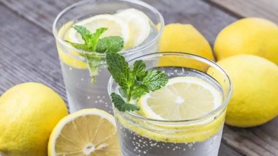 Limonlu su sağlık iksiri mi, gizli tehlike mi? İşin uzmanları anlatıyor