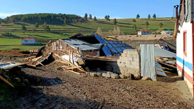 Kars'ta fırtına! 12 evin çatısı uçtu