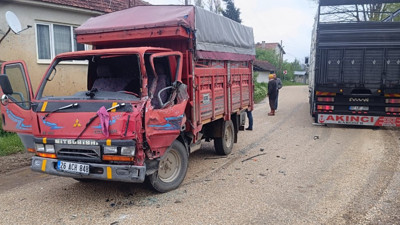 Bilecik'te kamyonlar çarpıştı!
