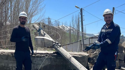 Hortum ilçeyi elektriksiz kaldı