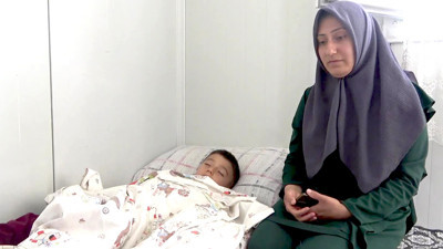 Depremzede annenin çaresizliği! 'Çocuklarımın hayali bir evimiz olsun yatağımız olsun'