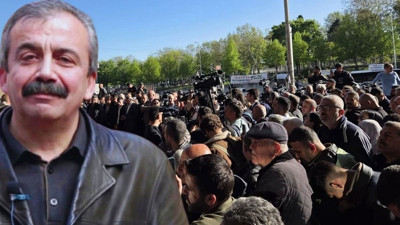 Sırrı Süreyya Önder'in vefatının ardından sevenleri hastaneye akın etti! Giriş çıkışlar kapatıldı...